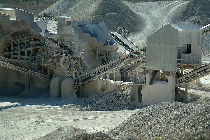 碎石厂 现代化矿山与建筑设备的核心要素